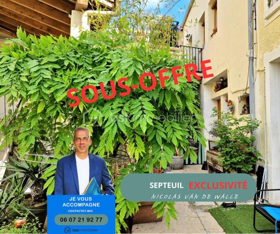 EN EXCLUSIVITÉ.  
Située au cœur du charmant village de Septeuil et à proximité à pied des commerces.
Découvrez cette maison de ville atypique de 112 m2, alliant cachet, volumes généreux et fonctionnalité, avec cour et balcon.
Dès l’entrée, vous serez séduits par une vaste pièce d’environ 40 m² offrant de nombreuses possibilités d’aménagement : espace bureau, salle de sport, salle de jeux, atelier ou chambre de plain-pied, selon vos envies. Elle dispose également d’une buanderie ainsi que d’un dressing, apportant un véritable confort au quotidien.
L'escalier en chêne vous mène à un lumineux salon bénéficiant d’un accès à un balcon d’environ 6 m², idéal pour profiter des beaux jours. 
Vous découvrirez ensuite une cuisine aménagée et équipée, pour allier convivialité et praticité.
Le dernier étage accueille l’espace nuit, composé de deux belles chambres ainsi qu’une salle de bains avec WC, complétant harmonieusement l’ensemble.
À l’extérieur, un charmant patio intimiste ainsi qu’une cave d’environ 20 m² viennent parfaire les prestations de ce bien au caractère unique.
Idéalement située, cette maison bénéficie de la proximité immédiate des transports avec l’arrêt de bus ligne 7806 ainsi que le service TàD Houdan–Montfort, facilitant vos déplacements au quotidien.
Une maison pleine de charme et de potentiel, idéale pour les amateurs de biens atypiques au cœur d’un environnement recherché.
Une visite s'impose !