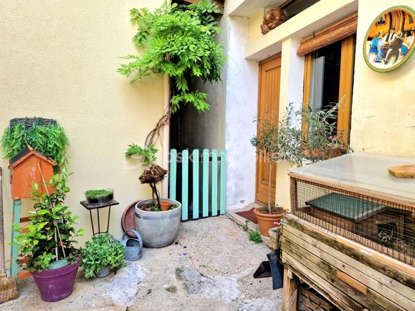EN EXCLUSIVITÉ.  
Située au cœur du charmant village de Septeuil et à proximité à pied des commerces.
Découvrez cette maison de ville atypique de 112 m2, alliant cachet, volumes généreux et fonctionnalité, avec cour et balcon.
Dès l’entrée, vous serez séduits par une vaste pièce d’environ 40 m² offrant de nombreuses possibilités d’aménagement : espace bureau, salle de sport, salle de jeux, atelier ou chambre de plain-pied, selon vos envies. Elle dispose également d’une buanderie ainsi que d’un dressing, apportant un véritable confort au quotidien.
L'escalier en chêne vous mène à un lumineux salon bénéficiant d’un accès à un balcon d’environ 6 m², idéal pour profiter des beaux jours. 
Vous découvrirez ensuite une cuisine aménagée et équipée, pour allier convivialité et praticité.
Le dernier étage accueille l’espace nuit, composé de deux belles chambres ainsi qu’une salle de bains avec WC, complétant harmonieusement l’ensemble.
À l’extérieur, un charmant patio intimiste ainsi qu’une cave d’environ 20 m² viennent parfaire les prestations de ce bien au caractère unique.
Idéalement située, cette maison bénéficie de la proximité immédiate des transports avec l’arrêt de bus ligne 7806 ainsi que le service TàD Houdan–Montfort, facilitant vos déplacements au quotidien.
Une maison pleine de charme et de potentiel, idéale pour les amateurs de biens atypiques au cœur d’un environnement recherché.
Une visite s'impose !