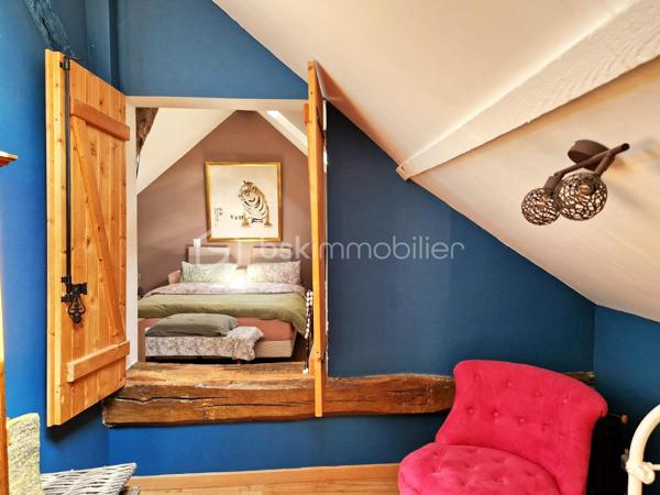 EN EXCLUSIVITÉ.  
Située au cœur du charmant village de Septeuil et à proximité à pied des commerces.
Découvrez cette maison de ville atypique de 112 m2, alliant cachet, volumes généreux et fonctionnalité, avec cour et balcon.
Dès l’entrée, vous serez séduits par une vaste pièce d’environ 40 m² offrant de nombreuses possibilités d’aménagement : espace bureau, salle de sport, salle de jeux, atelier ou chambre de plain-pied, selon vos envies. Elle dispose également d’une buanderie ainsi que d’un dressing, apportant un véritable confort au quotidien.
L'escalier en chêne vous mène à un lumineux salon bénéficiant d’un accès à un balcon d’environ 6 m², idéal pour profiter des beaux jours. 
Vous découvrirez ensuite une cuisine aménagée et équipée, pour allier convivialité et praticité.
Le dernier étage accueille l’espace nuit, composé de deux belles chambres ainsi qu’une salle de bains avec WC, complétant harmonieusement l’ensemble.
À l’extérieur, un charmant patio intimiste ainsi qu’une cave d’environ 20 m² viennent parfaire les prestations de ce bien au caractère unique.
Idéalement située, cette maison bénéficie de la proximité immédiate des transports avec l’arrêt de bus ligne 7806 ainsi que le service TàD Houdan–Montfort, facilitant vos déplacements au quotidien.
Une maison pleine de charme et de potentiel, idéale pour les amateurs de biens atypiques au cœur d’un environnement recherché.
Une visite s'impose !