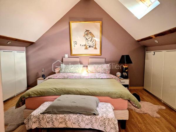 EN EXCLUSIVITÉ.  
Située au cœur du charmant village de Septeuil et à proximité à pied des commerces.
Découvrez cette maison de ville atypique de 112 m2, alliant cachet, volumes généreux et fonctionnalité, avec cour et balcon.
Dès l’entrée, vous serez séduits par une vaste pièce d’environ 40 m² offrant de nombreuses possibilités d’aménagement : espace bureau, salle de sport, salle de jeux, atelier ou chambre de plain-pied, selon vos envies. Elle dispose également d’une buanderie ainsi que d’un dressing, apportant un véritable confort au quotidien.
L'escalier en chêne vous mène à un lumineux salon bénéficiant d’un accès à un balcon d’environ 6 m², idéal pour profiter des beaux jours. 
Vous découvrirez ensuite une cuisine aménagée et équipée, pour allier convivialité et praticité.
Le dernier étage accueille l’espace nuit, composé de deux belles chambres ainsi qu’une salle de bains avec WC, complétant harmonieusement l’ensemble.
À l’extérieur, un charmant patio intimiste ainsi qu’une cave d’environ 20 m² viennent parfaire les prestations de ce bien au caractère unique.
Idéalement située, cette maison bénéficie de la proximité immédiate des transports avec l’arrêt de bus ligne 7806 ainsi que le service TàD Houdan–Montfort, facilitant vos déplacements au quotidien.
Une maison pleine de charme et de potentiel, idéale pour les amateurs de biens atypiques au cœur d’un environnement recherché.
Une visite s'impose !