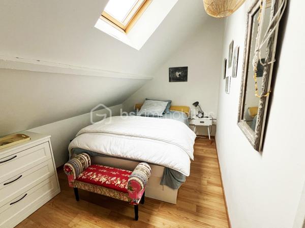 EN EXCLUSIVITÉ.  
Située au cœur du charmant village de Septeuil et à proximité à pied des commerces.
Découvrez cette maison de ville atypique de 112 m2, alliant cachet, volumes généreux et fonctionnalité, avec cour et balcon.
Dès l’entrée, vous serez séduits par une vaste pièce d’environ 40 m² offrant de nombreuses possibilités d’aménagement : espace bureau, salle de sport, salle de jeux, atelier ou chambre de plain-pied, selon vos envies. Elle dispose également d’une buanderie ainsi que d’un dressing, apportant un véritable confort au quotidien.
L'escalier en chêne vous mène à un lumineux salon bénéficiant d’un accès à un balcon d’environ 6 m², idéal pour profiter des beaux jours. 
Vous découvrirez ensuite une cuisine aménagée et équipée, pour allier convivialité et praticité.
Le dernier étage accueille l’espace nuit, composé de deux belles chambres ainsi qu’une salle de bains avec WC, complétant harmonieusement l’ensemble.
À l’extérieur, un charmant patio intimiste ainsi qu’une cave d’environ 20 m² viennent parfaire les prestations de ce bien au caractère unique.
Idéalement située, cette maison bénéficie de la proximité immédiate des transports avec l’arrêt de bus ligne 7806 ainsi que le service TàD Houdan–Montfort, facilitant vos déplacements au quotidien.
Une maison pleine de charme et de potentiel, idéale pour les amateurs de biens atypiques au cœur d’un environnement recherché.
Une visite s'impose !