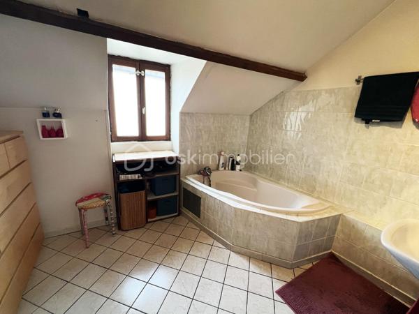 EN EXCLUSIVITÉ.  
Située au cœur du charmant village de Septeuil et à proximité à pied des commerces.
Découvrez cette maison de ville atypique de 112 m2, alliant cachet, volumes généreux et fonctionnalité, avec cour et balcon.
Dès l’entrée, vous serez séduits par une vaste pièce d’environ 40 m² offrant de nombreuses possibilités d’aménagement : espace bureau, salle de sport, salle de jeux, atelier ou chambre de plain-pied, selon vos envies. Elle dispose également d’une buanderie ainsi que d’un dressing, apportant un véritable confort au quotidien.
L'escalier en chêne vous mène à un lumineux salon bénéficiant d’un accès à un balcon d’environ 6 m², idéal pour profiter des beaux jours. 
Vous découvrirez ensuite une cuisine aménagée et équipée, pour allier convivialité et praticité.
Le dernier étage accueille l’espace nuit, composé de deux belles chambres ainsi qu’une salle de bains avec WC, complétant harmonieusement l’ensemble.
À l’extérieur, un charmant patio intimiste ainsi qu’une cave d’environ 20 m² viennent parfaire les prestations de ce bien au caractère unique.
Idéalement située, cette maison bénéficie de la proximité immédiate des transports avec l’arrêt de bus ligne 7806 ainsi que le service TàD Houdan–Montfort, facilitant vos déplacements au quotidien.
Une maison pleine de charme et de potentiel, idéale pour les amateurs de biens atypiques au cœur d’un environnement recherché.
Une visite s'impose !