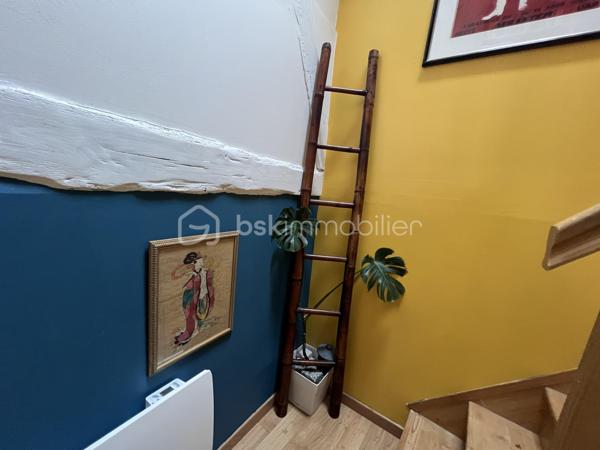EN EXCLUSIVITÉ.  
Située au cœur du charmant village de Septeuil et à proximité à pied des commerces.
Découvrez cette maison de ville atypique de 112 m2, alliant cachet, volumes généreux et fonctionnalité, avec cour et balcon.
Dès l’entrée, vous serez séduits par une vaste pièce d’environ 40 m² offrant de nombreuses possibilités d’aménagement : espace bureau, salle de sport, salle de jeux, atelier ou chambre de plain-pied, selon vos envies. Elle dispose également d’une buanderie ainsi que d’un dressing, apportant un véritable confort au quotidien.
L'escalier en chêne vous mène à un lumineux salon bénéficiant d’un accès à un balcon d’environ 6 m², idéal pour profiter des beaux jours. 
Vous découvrirez ensuite une cuisine aménagée et équipée, pour allier convivialité et praticité.
Le dernier étage accueille l’espace nuit, composé de deux belles chambres ainsi qu’une salle de bains avec WC, complétant harmonieusement l’ensemble.
À l’extérieur, un charmant patio intimiste ainsi qu’une cave d’environ 20 m² viennent parfaire les prestations de ce bien au caractère unique.
Idéalement située, cette maison bénéficie de la proximité immédiate des transports avec l’arrêt de bus ligne 7806 ainsi que le service TàD Houdan–Montfort, facilitant vos déplacements au quotidien.
Une maison pleine de charme et de potentiel, idéale pour les amateurs de biens atypiques au cœur d’un environnement recherché.
Une visite s'impose !