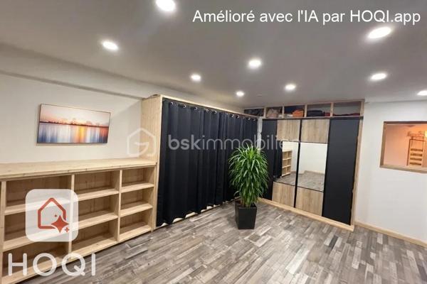 EN EXCLUSIVITÉ.  
Située au cœur du charmant village de Septeuil et à proximité à pied des commerces.
Découvrez cette maison de ville atypique de 112 m2, alliant cachet, volumes généreux et fonctionnalité, avec cour et balcon.
Dès l’entrée, vous serez séduits par une vaste pièce d’environ 40 m² offrant de nombreuses possibilités d’aménagement : espace bureau, salle de sport, salle de jeux, atelier ou chambre de plain-pied, selon vos envies. Elle dispose également d’une buanderie ainsi que d’un dressing, apportant un véritable confort au quotidien.
L'escalier en chêne vous mène à un lumineux salon bénéficiant d’un accès à un balcon d’environ 6 m², idéal pour profiter des beaux jours. 
Vous découvrirez ensuite une cuisine aménagée et équipée, pour allier convivialité et praticité.
Le dernier étage accueille l’espace nuit, composé de deux belles chambres ainsi qu’une salle de bains avec WC, complétant harmonieusement l’ensemble.
À l’extérieur, un charmant patio intimiste ainsi qu’une cave d’environ 20 m² viennent parfaire les prestations de ce bien au caractère unique.
Idéalement située, cette maison bénéficie de la proximité immédiate des transports avec l’arrêt de bus ligne 7806 ainsi que le service TàD Houdan–Montfort, facilitant vos déplacements au quotidien.
Une maison pleine de charme et de potentiel, idéale pour les amateurs de biens atypiques au cœur d’un environnement recherché.
Une visite s'impose !
