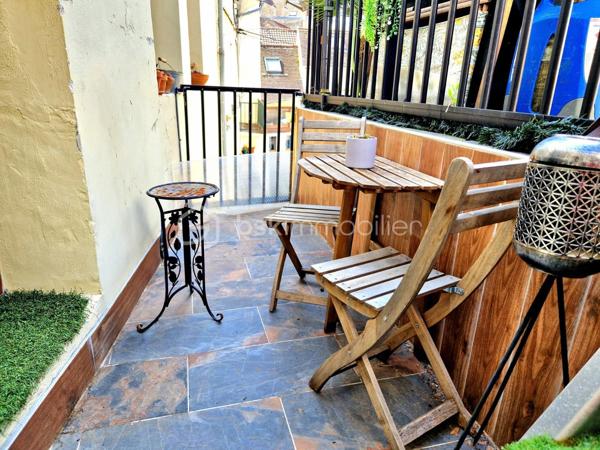 EN EXCLUSIVITÉ.  
Située au cœur du charmant village de Septeuil et à proximité à pied des commerces.
Découvrez cette maison de ville atypique de 112 m2, alliant cachet, volumes généreux et fonctionnalité, avec cour et balcon.
Dès l’entrée, vous serez séduits par une vaste pièce d’environ 40 m² offrant de nombreuses possibilités d’aménagement : espace bureau, salle de sport, salle de jeux, atelier ou chambre de plain-pied, selon vos envies. Elle dispose également d’une buanderie ainsi que d’un dressing, apportant un véritable confort au quotidien.
L'escalier en chêne vous mène à un lumineux salon bénéficiant d’un accès à un balcon d’environ 6 m², idéal pour profiter des beaux jours. 
Vous découvrirez ensuite une cuisine aménagée et équipée, pour allier convivialité et praticité.
Le dernier étage accueille l’espace nuit, composé de deux belles chambres ainsi qu’une salle de bains avec WC, complétant harmonieusement l’ensemble.
À l’extérieur, un charmant patio intimiste ainsi qu’une cave d’environ 20 m² viennent parfaire les prestations de ce bien au caractère unique.
Idéalement située, cette maison bénéficie de la proximité immédiate des transports avec l’arrêt de bus ligne 7806 ainsi que le service TàD Houdan–Montfort, facilitant vos déplacements au quotidien.
Une maison pleine de charme et de potentiel, idéale pour les amateurs de biens atypiques au cœur d’un environnement recherché.
Une visite s'impose !