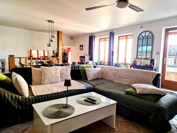 EN EXCLUSIVITÉ.  
Située au cœur du charmant village de Septeuil et à proximité à pied des commerces.
Découvrez cette maison de ville atypique de 112 m2, alliant cachet, volumes généreux et fonctionnalité, avec cour et balcon.
Dès l’entrée, vous serez séduits par une vaste pièce d’environ 40 m² offrant de nombreuses possibilités d’aménagement : espace bureau, salle de sport, salle de jeux, atelier ou chambre de plain-pied, selon vos envies. Elle dispose également d’une buanderie ainsi que d’un dressing, apportant un véritable confort au quotidien.
L'escalier en chêne vous mène à un lumineux salon bénéficiant d’un accès à un balcon d’environ 6 m², idéal pour profiter des beaux jours. 
Vous découvrirez ensuite une cuisine aménagée et équipée, pour allier convivialité et praticité.
Le dernier étage accueille l’espace nuit, composé de deux belles chambres ainsi qu’une salle de bains avec WC, complétant harmonieusement l’ensemble.
À l’extérieur, un charmant patio intimiste ainsi qu’une cave d’environ 20 m² viennent parfaire les prestations de ce bien au caractère unique.
Idéalement située, cette maison bénéficie de la proximité immédiate des transports avec l’arrêt de bus ligne 7806 ainsi que le service TàD Houdan–Montfort, facilitant vos déplacements au quotidien.
Une maison pleine de charme et de potentiel, idéale pour les amateurs de biens atypiques au cœur d’un environnement recherché.
Une visite s'impose !