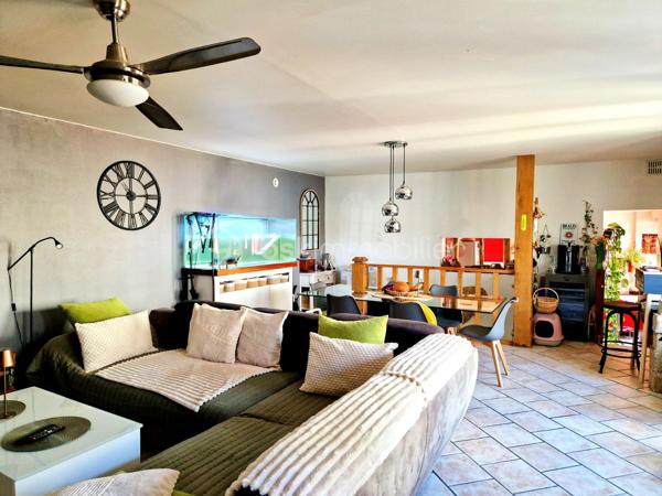 EN EXCLUSIVITÉ.  
Située au cœur du charmant village de Septeuil et à proximité à pied des commerces.
Découvrez cette maison de ville atypique de 112 m2, alliant cachet, volumes généreux et fonctionnalité, avec cour et balcon.
Dès l’entrée, vous serez séduits par une vaste pièce d’environ 40 m² offrant de nombreuses possibilités d’aménagement : espace bureau, salle de sport, salle de jeux, atelier ou chambre de plain-pied, selon vos envies. Elle dispose également d’une buanderie ainsi que d’un dressing, apportant un véritable confort au quotidien.
L'escalier en chêne vous mène à un lumineux salon bénéficiant d’un accès à un balcon d’environ 6 m², idéal pour profiter des beaux jours. 
Vous découvrirez ensuite une cuisine aménagée et équipée, pour allier convivialité et praticité.
Le dernier étage accueille l’espace nuit, composé de deux belles chambres ainsi qu’une salle de bains avec WC, complétant harmonieusement l’ensemble.
À l’extérieur, un charmant patio intimiste ainsi qu’une cave d’environ 20 m² viennent parfaire les prestations de ce bien au caractère unique.
Idéalement située, cette maison bénéficie de la proximité immédiate des transports avec l’arrêt de bus ligne 7806 ainsi que le service TàD Houdan–Montfort, facilitant vos déplacements au quotidien.
Une maison pleine de charme et de potentiel, idéale pour les amateurs de biens atypiques au cœur d’un environnement recherché.
Une visite s'impose !