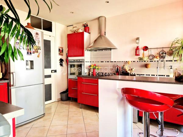 EN EXCLUSIVITÉ.  
Située au cœur du charmant village de Septeuil et à proximité à pied des commerces.
Découvrez cette maison de ville atypique de 112 m2, alliant cachet, volumes généreux et fonctionnalité, avec cour et balcon.
Dès l’entrée, vous serez séduits par une vaste pièce d’environ 40 m² offrant de nombreuses possibilités d’aménagement : espace bureau, salle de sport, salle de jeux, atelier ou chambre de plain-pied, selon vos envies. Elle dispose également d’une buanderie ainsi que d’un dressing, apportant un véritable confort au quotidien.
L'escalier en chêne vous mène à un lumineux salon bénéficiant d’un accès à un balcon d’environ 6 m², idéal pour profiter des beaux jours. 
Vous découvrirez ensuite une cuisine aménagée et équipée, pour allier convivialité et praticité.
Le dernier étage accueille l’espace nuit, composé de deux belles chambres ainsi qu’une salle de bains avec WC, complétant harmonieusement l’ensemble.
À l’extérieur, un charmant patio intimiste ainsi qu’une cave d’environ 20 m² viennent parfaire les prestations de ce bien au caractère unique.
Idéalement située, cette maison bénéficie de la proximité immédiate des transports avec l’arrêt de bus ligne 7806 ainsi que le service TàD Houdan–Montfort, facilitant vos déplacements au quotidien.
Une maison pleine de charme et de potentiel, idéale pour les amateurs de biens atypiques au cœur d’un environnement recherché.
Une visite s'impose !
