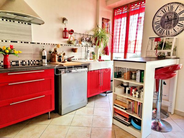 EN EXCLUSIVITÉ.  
Située au cœur du charmant village de Septeuil et à proximité à pied des commerces.
Découvrez cette maison de ville atypique de 112 m2, alliant cachet, volumes généreux et fonctionnalité, avec cour et balcon.
Dès l’entrée, vous serez séduits par une vaste pièce d’environ 40 m² offrant de nombreuses possibilités d’aménagement : espace bureau, salle de sport, salle de jeux, atelier ou chambre de plain-pied, selon vos envies. Elle dispose également d’une buanderie ainsi que d’un dressing, apportant un véritable confort au quotidien.
L'escalier en chêne vous mène à un lumineux salon bénéficiant d’un accès à un balcon d’environ 6 m², idéal pour profiter des beaux jours. 
Vous découvrirez ensuite une cuisine aménagée et équipée, pour allier convivialité et praticité.
Le dernier étage accueille l’espace nuit, composé de deux belles chambres ainsi qu’une salle de bains avec WC, complétant harmonieusement l’ensemble.
À l’extérieur, un charmant patio intimiste ainsi qu’une cave d’environ 20 m² viennent parfaire les prestations de ce bien au caractère unique.
Idéalement située, cette maison bénéficie de la proximité immédiate des transports avec l’arrêt de bus ligne 7806 ainsi que le service TàD Houdan–Montfort, facilitant vos déplacements au quotidien.
Une maison pleine de charme et de potentiel, idéale pour les amateurs de biens atypiques au cœur d’un environnement recherché.
Une visite s'impose !