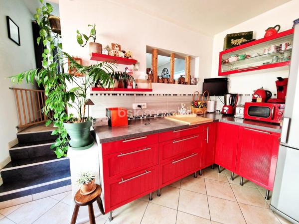 EN EXCLUSIVITÉ.  
Située au cœur du charmant village de Septeuil et à proximité à pied des commerces.
Découvrez cette maison de ville atypique de 112 m2, alliant cachet, volumes généreux et fonctionnalité, avec cour et balcon.
Dès l’entrée, vous serez séduits par une vaste pièce d’environ 40 m² offrant de nombreuses possibilités d’aménagement : espace bureau, salle de sport, salle de jeux, atelier ou chambre de plain-pied, selon vos envies. Elle dispose également d’une buanderie ainsi que d’un dressing, apportant un véritable confort au quotidien.
L'escalier en chêne vous mène à un lumineux salon bénéficiant d’un accès à un balcon d’environ 6 m², idéal pour profiter des beaux jours. 
Vous découvrirez ensuite une cuisine aménagée et équipée, pour allier convivialité et praticité.
Le dernier étage accueille l’espace nuit, composé de deux belles chambres ainsi qu’une salle de bains avec WC, complétant harmonieusement l’ensemble.
À l’extérieur, un charmant patio intimiste ainsi qu’une cave d’environ 20 m² viennent parfaire les prestations de ce bien au caractère unique.
Idéalement située, cette maison bénéficie de la proximité immédiate des transports avec l’arrêt de bus ligne 7806 ainsi que le service TàD Houdan–Montfort, facilitant vos déplacements au quotidien.
Une maison pleine de charme et de potentiel, idéale pour les amateurs de biens atypiques au cœur d’un environnement recherché.
Une visite s'impose !