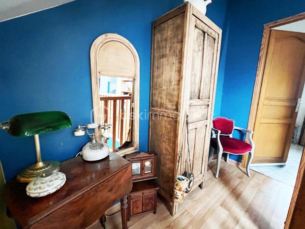 EN EXCLUSIVITÉ.  
Située au cœur du charmant village de Septeuil et à proximité à pied des commerces.
Découvrez cette maison de ville atypique de 112 m2, alliant cachet, volumes généreux et fonctionnalité, avec cour et balcon.
Dès l’entrée, vous serez séduits par une vaste pièce d’environ 40 m² offrant de nombreuses possibilités d’aménagement : espace bureau, salle de sport, salle de jeux, atelier ou chambre de plain-pied, selon vos envies. Elle dispose également d’une buanderie ainsi que d’un dressing, apportant un véritable confort au quotidien.
L'escalier en chêne vous mène à un lumineux salon bénéficiant d’un accès à un balcon d’environ 6 m², idéal pour profiter des beaux jours. 
Vous découvrirez ensuite une cuisine aménagée et équipée, pour allier convivialité et praticité.
Le dernier étage accueille l’espace nuit, composé de deux belles chambres ainsi qu’une salle de bains avec WC, complétant harmonieusement l’ensemble.
À l’extérieur, un charmant patio intimiste ainsi qu’une cave d’environ 20 m² viennent parfaire les prestations de ce bien au caractère unique.
Idéalement située, cette maison bénéficie de la proximité immédiate des transports avec l’arrêt de bus ligne 7806 ainsi que le service TàD Houdan–Montfort, facilitant vos déplacements au quotidien.
Une maison pleine de charme et de potentiel, idéale pour les amateurs de biens atypiques au cœur d’un environnement recherché.
Une visite s'impose !