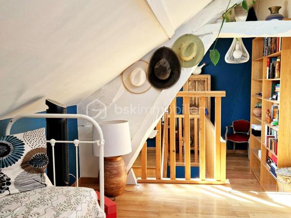 EN EXCLUSIVITÉ.  
Située au cœur du charmant village de Septeuil et à proximité à pied des commerces.
Découvrez cette maison de ville atypique de 112 m2, alliant cachet, volumes généreux et fonctionnalité, avec cour et balcon.
Dès l’entrée, vous serez séduits par une vaste pièce d’environ 40 m² offrant de nombreuses possibilités d’aménagement : espace bureau, salle de sport, salle de jeux, atelier ou chambre de plain-pied, selon vos envies. Elle dispose également d’une buanderie ainsi que d’un dressing, apportant un véritable confort au quotidien.
L'escalier en chêne vous mène à un lumineux salon bénéficiant d’un accès à un balcon d’environ 6 m², idéal pour profiter des beaux jours. 
Vous découvrirez ensuite une cuisine aménagée et équipée, pour allier convivialité et praticité.
Le dernier étage accueille l’espace nuit, composé de deux belles chambres ainsi qu’une salle de bains avec WC, complétant harmonieusement l’ensemble.
À l’extérieur, un charmant patio intimiste ainsi qu’une cave d’environ 20 m² viennent parfaire les prestations de ce bien au caractère unique.
Idéalement située, cette maison bénéficie de la proximité immédiate des transports avec l’arrêt de bus ligne 7806 ainsi que le service TàD Houdan–Montfort, facilitant vos déplacements au quotidien.
Une maison pleine de charme et de potentiel, idéale pour les amateurs de biens atypiques au cœur d’un environnement recherché.
Une visite s'impose !