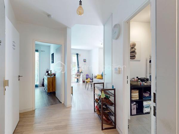INVESTISSEMENT LOCATIF CLÉ EN MAIN Paris-Saclay / Moulon,
Appartement 2 pièces avec jardin et parking, VENDU LOUÉ MEUBLÉ !

Au cœur de l’écoquartier recherché du Moulon, en plein essor, découvrez ce bel appartement 2 pièces de 47 m² avec jardin et parking, situé dans une résidence récente de 2021, sécurisée et parfaitement entretenue.

Le bien est vendu entièrement MEUBLÉ avec une locataire en place dans le cadre d'un bail meublé courant jusqu'au 12 juin 2027.
La locataire dispose d'un dossier solide et présente toutes les garanties de solvabilité recherchées, offrant ainsi une sécurité supplémentaire pour un investissement serein et immédiatement rentable. 
• Loyer : 1 150 € charges comprises par mois (environ 1 075 € hors charges)
• Revenus locatifs annuels hors charges : 12 900 €
• Taxe foncière : 1 100 €/an
• DPE B

Idéalement situé à proximité immédiate des Grandes Écoles, universités, centres sportifs, entreprises et laboratoires du plateau de Paris-Saclay, l’appartement bénéficie d’un environnement particulièrement recherché. Les commerces sont accessibles à pied et la future ligne 18 du métro (station Orsay-Gif) se trouve à seulement 10 minutes à pied ou 3 minutes en bus.

L’appartement se compose de :
• une entrée avec placard,
• une belle pièce de vie de 25 m² avec salon et cuisine ouverte aménagée et équipée,
• deux accès directs à la terrasse et au jardin depuis le séjour,
• une spacieuse salle d’eau,
• des WC séparés avec espace buanderie,
• une chambre de 12 m² avec placard, bénéficiant également d’un accès au jardin.

Ses principaux atouts :
• vendu loué, visibilité locative sécurisée et immédiate,
• entièrement meublé et équipé avec du mobilier et des prestations de qualité 
• excellent état général, appartement parfaitement entretenu,
• bel extérieur privatif de 35 m² exposé plein sud (terrasse et jardinet),
• place de parking privative en sous-sol,
• résidence récente de 2021, appartement aux normes PMR,
• faibles charges de copropriété : 125 €/mois incluant chauffage urbain, eau chaude et eau froide,
• excellente performance énergétique (DPE B).

Un bien rare sur le secteur, offrant un investissement sécurisé dans l’un des pôles universitaires, scientifiques et technologiques les plus dynamiques d’Île-de-France. La qualité de la résidence récente, les prestations de l’appartement et la présence d’un locataire en place constituent de solides atouts pour un investissement patrimonial durable ou pour votre future résidence principale !

Visite virtuelle disponible sur demande.
À votre disposition 7 jours sur 7