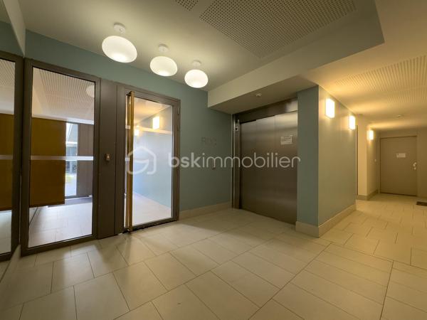 INVESTISSEMENT LOCATIF CLÉ EN MAIN Paris-Saclay / Moulon,
Appartement 2 pièces avec jardin et parking, VENDU LOUÉ MEUBLÉ !

Au cœur de l’écoquartier recherché du Moulon, en plein essor, découvrez ce bel appartement 2 pièces de 47 m² avec jardin et parking, situé dans une résidence récente de 2021, sécurisée et parfaitement entretenue.

Le bien est vendu entièrement MEUBLÉ avec une locataire en place dans le cadre d'un bail meublé courant jusqu'au 12 juin 2027.
La locataire dispose d'un dossier solide et présente toutes les garanties de solvabilité recherchées, offrant ainsi une sécurité supplémentaire pour un investissement serein et immédiatement rentable. 
• Loyer : 1 150 € charges comprises par mois (environ 1 075 € hors charges)
• Revenus locatifs annuels hors charges : 12 900 €
• Taxe foncière : 1 100 €/an
• DPE B

Idéalement situé à proximité immédiate des Grandes Écoles, universités, centres sportifs, entreprises et laboratoires du plateau de Paris-Saclay, l’appartement bénéficie d’un environnement particulièrement recherché. Les commerces sont accessibles à pied et la future ligne 18 du métro (station Orsay-Gif) se trouve à seulement 10 minutes à pied ou 3 minutes en bus.

L’appartement se compose de :
• une entrée avec placard,
• une belle pièce de vie de 25 m² avec salon et cuisine ouverte aménagée et équipée,
• deux accès directs à la terrasse et au jardin depuis le séjour,
• une spacieuse salle d’eau,
• des WC séparés avec espace buanderie,
• une chambre de 12 m² avec placard, bénéficiant également d’un accès au jardin.

Ses principaux atouts :
• vendu loué, visibilité locative sécurisée et immédiate,
• entièrement meublé et équipé avec du mobilier et des prestations de qualité 
• excellent état général, appartement parfaitement entretenu,
• bel extérieur privatif de 35 m² exposé plein sud (terrasse et jardinet),
• place de parking privative en sous-sol,
• résidence récente de 2021, appartement aux normes PMR,
• faibles charges de copropriété : 125 €/mois incluant chauffage urbain, eau chaude et eau froide,
• excellente performance énergétique (DPE B).

Un bien rare sur le secteur, offrant un investissement sécurisé dans l’un des pôles universitaires, scientifiques et technologiques les plus dynamiques d’Île-de-France. La qualité de la résidence récente, les prestations de l’appartement et la présence d’un locataire en place constituent de solides atouts pour un investissement patrimonial durable ou pour votre future résidence principale !

Visite virtuelle disponible sur demande.
À votre disposition 7 jours sur 7