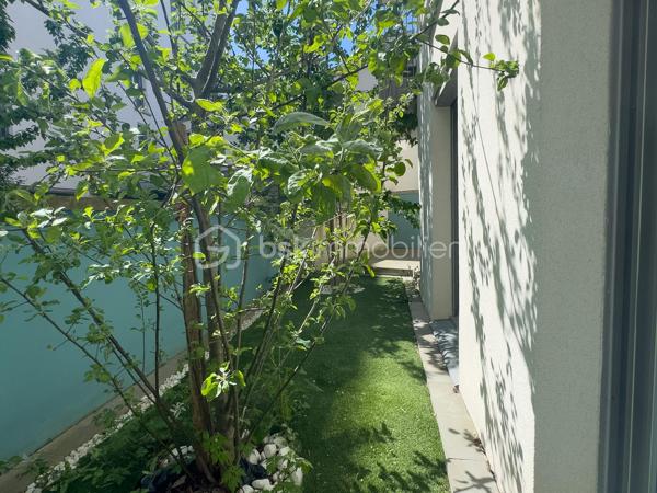 INVESTISSEMENT LOCATIF CLÉ EN MAIN Paris-Saclay / Moulon,
Appartement 2 pièces avec jardin et parking, VENDU LOUÉ MEUBLÉ !

Au cœur de l’écoquartier recherché du Moulon, en plein essor, découvrez ce bel appartement 2 pièces de 47 m² avec jardin et parking, situé dans une résidence récente de 2021, sécurisée et parfaitement entretenue.

Le bien est vendu entièrement MEUBLÉ avec une locataire en place dans le cadre d'un bail meublé courant jusqu'au 12 juin 2027.
La locataire dispose d'un dossier solide et présente toutes les garanties de solvabilité recherchées, offrant ainsi une sécurité supplémentaire pour un investissement serein et immédiatement rentable. 
• Loyer : 1 150 € charges comprises par mois (environ 1 075 € hors charges)
• Revenus locatifs annuels hors charges : 12 900 €
• Taxe foncière : 1 100 €/an
• DPE B

Idéalement situé à proximité immédiate des Grandes Écoles, universités, centres sportifs, entreprises et laboratoires du plateau de Paris-Saclay, l’appartement bénéficie d’un environnement particulièrement recherché. Les commerces sont accessibles à pied et la future ligne 18 du métro (station Orsay-Gif) se trouve à seulement 10 minutes à pied ou 3 minutes en bus.

L’appartement se compose de :
• une entrée avec placard,
• une belle pièce de vie de 25 m² avec salon et cuisine ouverte aménagée et équipée,
• deux accès directs à la terrasse et au jardin depuis le séjour,
• une spacieuse salle d’eau,
• des WC séparés avec espace buanderie,
• une chambre de 12 m² avec placard, bénéficiant également d’un accès au jardin.

Ses principaux atouts :
• vendu loué, visibilité locative sécurisée et immédiate,
• entièrement meublé et équipé avec du mobilier et des prestations de qualité 
• excellent état général, appartement parfaitement entretenu,
• bel extérieur privatif de 35 m² exposé plein sud (terrasse et jardinet),
• place de parking privative en sous-sol,
• résidence récente de 2021, appartement aux normes PMR,
• faibles charges de copropriété : 125 €/mois incluant chauffage urbain, eau chaude et eau froide,
• excellente performance énergétique (DPE B).

Un bien rare sur le secteur, offrant un investissement sécurisé dans l’un des pôles universitaires, scientifiques et technologiques les plus dynamiques d’Île-de-France. La qualité de la résidence récente, les prestations de l’appartement et la présence d’un locataire en place constituent de solides atouts pour un investissement patrimonial durable ou pour votre future résidence principale !

Visite virtuelle disponible sur demande.
À votre disposition 7 jours sur 7