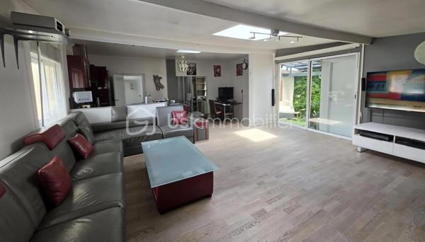 A découvrir tout de suite!!!

Découvrez cette charmante maison des années 1950 située dans un quartier calme et résidentiel. Avec ses 98 m² de surface habitable agrémentés d'une terrasse, elle vous promet des moments de détente en toute simplicité.

Cette maison de plain-pied offre de beaux espaces baignés de lumière naturelle. L'agencement intérieur allie charme et fonctionnalité et s'articule autour de la terrasse. Un véritable coup de coeur avec des espaces bien définis et une construction solide.

Au sous-sol, possibilité d'amménager un  bel espace et donner libre cours à vos envies.

Ne manquez pas cette opportunité unique d'acquérir une maison alliant charme historique, style atypique et fonctionnalité moderne. 
Contactez GÉRALD DIOMAR pour plus de détails !