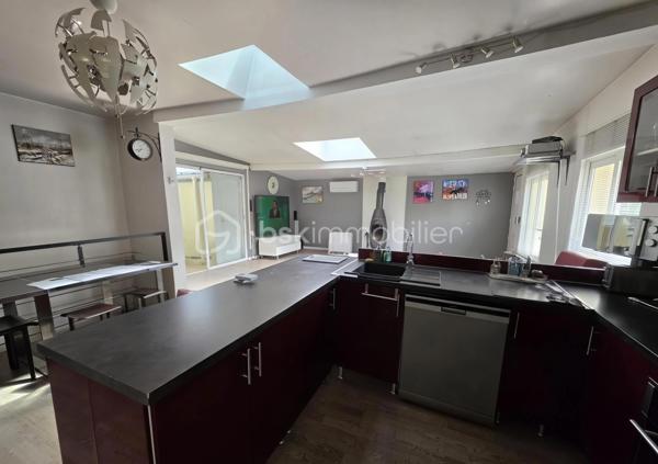 A découvrir tout de suite!!!

Découvrez cette charmante maison des années 1950 située dans un quartier calme et résidentiel. Avec ses 98 m² de surface habitable agrémentés d'une terrasse, elle vous promet des moments de détente en toute simplicité.

Cette maison de plain-pied offre de beaux espaces baignés de lumière naturelle. L'agencement intérieur allie charme et fonctionnalité et s'articule autour de la terrasse. Un véritable coup de coeur avec des espaces bien définis et une construction solide.

Au sous-sol, possibilité d'amménager un  bel espace et donner libre cours à vos envies.

Ne manquez pas cette opportunité unique d'acquérir une maison alliant charme historique, style atypique et fonctionnalité moderne. 
Contactez GÉRALD DIOMAR pour plus de détails !