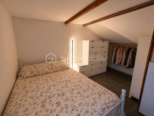 A découvrir tout de suite!!!

Découvrez cette charmante maison des années 1950 située dans un quartier calme et résidentiel. Avec ses 98 m² de surface habitable agrémentés d'une terrasse, elle vous promet des moments de détente en toute simplicité.

Cette maison de plain-pied offre de beaux espaces baignés de lumière naturelle. L'agencement intérieur allie charme et fonctionnalité et s'articule autour de la terrasse. Un véritable coup de coeur avec des espaces bien définis et une construction solide.

Au sous-sol, possibilité d'amménager un  bel espace et donner libre cours à vos envies.

Ne manquez pas cette opportunité unique d'acquérir une maison alliant charme historique, style atypique et fonctionnalité moderne. 
Contactez GÉRALD DIOMAR pour plus de détails !
