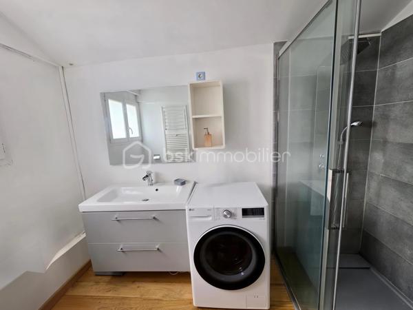 A découvrir tout de suite!!!

Découvrez cette charmante maison des années 1950 située dans un quartier calme et résidentiel. Avec ses 98 m² de surface habitable agrémentés d'une terrasse, elle vous promet des moments de détente en toute simplicité.

Cette maison de plain-pied offre de beaux espaces baignés de lumière naturelle. L'agencement intérieur allie charme et fonctionnalité et s'articule autour de la terrasse. Un véritable coup de coeur avec des espaces bien définis et une construction solide.

Au sous-sol, possibilité d'amménager un  bel espace et donner libre cours à vos envies.

Ne manquez pas cette opportunité unique d'acquérir une maison alliant charme historique, style atypique et fonctionnalité moderne. 
Contactez GÉRALD DIOMAR pour plus de détails !