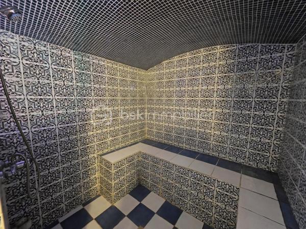 A découvrir tout de suite!!!

Découvrez cette charmante maison des années 1950 située dans un quartier calme et résidentiel. Avec ses 98 m² de surface habitable agrémentés d'une terrasse, elle vous promet des moments de détente en toute simplicité.

Cette maison de plain-pied offre de beaux espaces baignés de lumière naturelle. L'agencement intérieur allie charme et fonctionnalité et s'articule autour de la terrasse. Un véritable coup de coeur avec des espaces bien définis et une construction solide.

Au sous-sol, possibilité d'amménager un  bel espace et donner libre cours à vos envies.

Ne manquez pas cette opportunité unique d'acquérir une maison alliant charme historique, style atypique et fonctionnalité moderne. 
Contactez GÉRALD DIOMAR pour plus de détails !