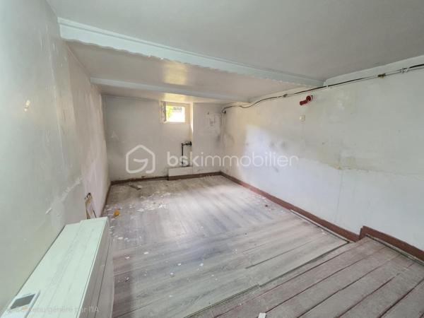 A découvrir tout de suite!!!

Découvrez cette charmante maison des années 1950 située dans un quartier calme et résidentiel. Avec ses 98 m² de surface habitable agrémentés d'une terrasse, elle vous promet des moments de détente en toute simplicité.

Cette maison de plain-pied offre de beaux espaces baignés de lumière naturelle. L'agencement intérieur allie charme et fonctionnalité et s'articule autour de la terrasse. Un véritable coup de coeur avec des espaces bien définis et une construction solide.

Au sous-sol, possibilité d'amménager un  bel espace et donner libre cours à vos envies.

Ne manquez pas cette opportunité unique d'acquérir une maison alliant charme historique, style atypique et fonctionnalité moderne. 
Contactez GÉRALD DIOMAR pour plus de détails !