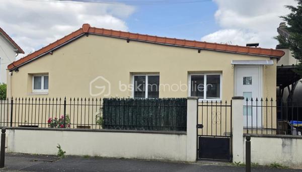 A découvrir tout de suite!!!

Découvrez cette charmante maison des années 1950 située dans un quartier calme et résidentiel. Avec ses 98 m² de surface habitable agrémentés d'une terrasse, elle vous promet des moments de détente en toute simplicité.

Cette maison de plain-pied offre de beaux espaces baignés de lumière naturelle. L'agencement intérieur allie charme et fonctionnalité et s'articule autour de la terrasse. Un véritable coup de coeur avec des espaces bien définis et une construction solide.

Au sous-sol, possibilité d'amménager un  bel espace et donner libre cours à vos envies.

Ne manquez pas cette opportunité unique d'acquérir une maison alliant charme historique, style atypique et fonctionnalité moderne. 
Contactez GÉRALD DIOMAR pour plus de détails !