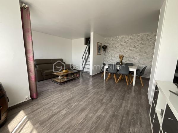Marie-Mylène Louis vous présente :

Situé dans le Domaine de la Peupleraie, à la limite d’Antony, ce bel appartement en duplex descendant de 62 m² offre un cadre de vie calme, verdoyant et recherché, à seulement 12 minutes à pied du RER B Croix de Berny et à proximité du parc de Sceaux.

À l’entrée, vous découvrez une cuisine séparée, suivie d’un double séjour lumineux ouvrant sur une loggia. Un cellier complète ce niveau et peut être aménagé selon vos besoins : rangement, bureau ou chambre supplémentaire.

Au niveau inférieur, l’espace nuit se compose de deux chambres, d’un WC séparé et d’une salle de bains avec fenêtre.

L’appartement bénéficie d’une double exposition Est-Ouest, d’une vue dégagée sans vis-à-vis, de fenêtres en double vitrage avec volets roulants électriques. L’appartement a fait l’objet d’une rénovation complète il y a quelques années, incluant notamment l’électricité.

La résidence est calme et bien entretenue, avec ascenseur, parking sécurisé, abris vélos, espaces verts, aire de jeux, jardin partagé et chauffage collectif par géothermie.

Commerces, écoles, transports et centres-villes de Fresnes et Antony sont accessibles rapidement.

Un appartement lumineux, fonctionnel et modulable, idéal pour une famille, un premier achat ou un investissement.

N’hésitez pas à me contacter pour organiser une visite.