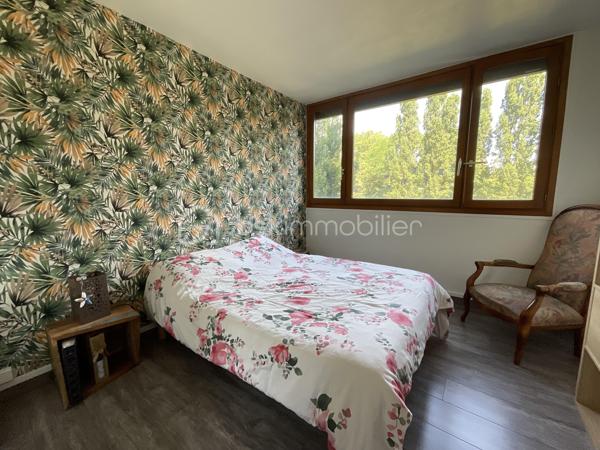 Marie-Mylène Louis vous présente :

Situé dans le Domaine de la Peupleraie, à la limite d’Antony, ce bel appartement en duplex descendant de 62 m² offre un cadre de vie calme, verdoyant et recherché, à seulement 12 minutes à pied du RER B Croix de Berny et à proximité du parc de Sceaux.

À l’entrée, vous découvrez une cuisine séparée, suivie d’un double séjour lumineux ouvrant sur une loggia. Un cellier complète ce niveau et peut être aménagé selon vos besoins : rangement, bureau ou chambre supplémentaire.

Au niveau inférieur, l’espace nuit se compose de deux chambres, d’un WC séparé et d’une salle de bains avec fenêtre.

L’appartement bénéficie d’une double exposition Est-Ouest, d’une vue dégagée sans vis-à-vis, de fenêtres en double vitrage avec volets roulants électriques. L’appartement a fait l’objet d’une rénovation complète il y a quelques années, incluant notamment l’électricité.

La résidence est calme et bien entretenue, avec ascenseur, parking sécurisé, abris vélos, espaces verts, aire de jeux, jardin partagé et chauffage collectif par géothermie.

Commerces, écoles, transports et centres-villes de Fresnes et Antony sont accessibles rapidement.

Un appartement lumineux, fonctionnel et modulable, idéal pour une famille, un premier achat ou un investissement.

N’hésitez pas à me contacter pour organiser une visite.