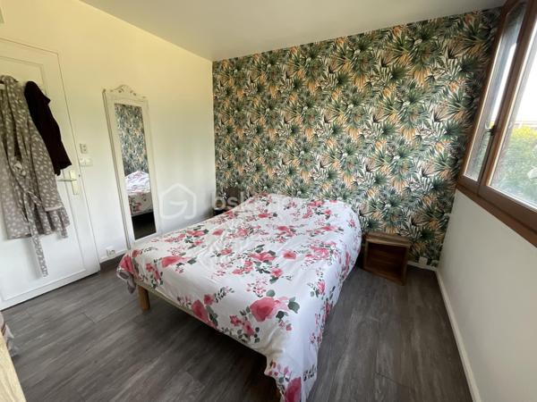 Marie-Mylène Louis vous présente :

Situé dans le Domaine de la Peupleraie, à la limite d’Antony, ce bel appartement en duplex descendant de 62 m² offre un cadre de vie calme, verdoyant et recherché, à seulement 12 minutes à pied du RER B Croix de Berny et à proximité du parc de Sceaux.

À l’entrée, vous découvrez une cuisine séparée, suivie d’un double séjour lumineux ouvrant sur une loggia. Un cellier complète ce niveau et peut être aménagé selon vos besoins : rangement, bureau ou chambre supplémentaire.

Au niveau inférieur, l’espace nuit se compose de deux chambres, d’un WC séparé et d’une salle de bains avec fenêtre.

L’appartement bénéficie d’une double exposition Est-Ouest, d’une vue dégagée sans vis-à-vis, de fenêtres en double vitrage avec volets roulants électriques. L’appartement a fait l’objet d’une rénovation complète il y a quelques années, incluant notamment l’électricité.

La résidence est calme et bien entretenue, avec ascenseur, parking sécurisé, abris vélos, espaces verts, aire de jeux, jardin partagé et chauffage collectif par géothermie.

Commerces, écoles, transports et centres-villes de Fresnes et Antony sont accessibles rapidement.

Un appartement lumineux, fonctionnel et modulable, idéal pour une famille, un premier achat ou un investissement.

N’hésitez pas à me contacter pour organiser une visite.
