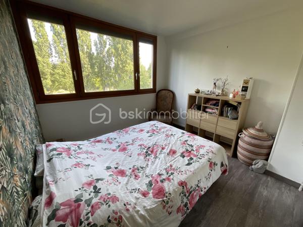 Marie-Mylène Louis vous présente :

Situé dans le Domaine de la Peupleraie, à la limite d’Antony, ce bel appartement en duplex descendant de 62 m² offre un cadre de vie calme, verdoyant et recherché, à seulement 12 minutes à pied du RER B Croix de Berny et à proximité du parc de Sceaux.

À l’entrée, vous découvrez une cuisine séparée, suivie d’un double séjour lumineux ouvrant sur une loggia. Un cellier complète ce niveau et peut être aménagé selon vos besoins : rangement, bureau ou chambre supplémentaire.

Au niveau inférieur, l’espace nuit se compose de deux chambres, d’un WC séparé et d’une salle de bains avec fenêtre.

L’appartement bénéficie d’une double exposition Est-Ouest, d’une vue dégagée sans vis-à-vis, de fenêtres en double vitrage avec volets roulants électriques. L’appartement a fait l’objet d’une rénovation complète il y a quelques années, incluant notamment l’électricité.

La résidence est calme et bien entretenue, avec ascenseur, parking sécurisé, abris vélos, espaces verts, aire de jeux, jardin partagé et chauffage collectif par géothermie.

Commerces, écoles, transports et centres-villes de Fresnes et Antony sont accessibles rapidement.

Un appartement lumineux, fonctionnel et modulable, idéal pour une famille, un premier achat ou un investissement.

N’hésitez pas à me contacter pour organiser une visite.