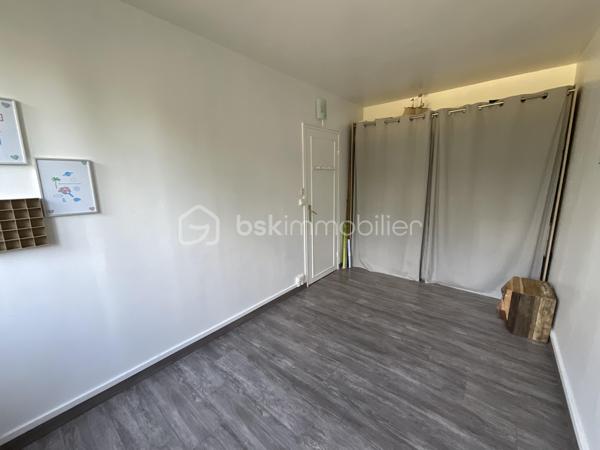 Marie-Mylène Louis vous présente :

Situé dans le Domaine de la Peupleraie, à la limite d’Antony, ce bel appartement en duplex descendant de 62 m² offre un cadre de vie calme, verdoyant et recherché, à seulement 12 minutes à pied du RER B Croix de Berny et à proximité du parc de Sceaux.

À l’entrée, vous découvrez une cuisine séparée, suivie d’un double séjour lumineux ouvrant sur une loggia. Un cellier complète ce niveau et peut être aménagé selon vos besoins : rangement, bureau ou chambre supplémentaire.

Au niveau inférieur, l’espace nuit se compose de deux chambres, d’un WC séparé et d’une salle de bains avec fenêtre.

L’appartement bénéficie d’une double exposition Est-Ouest, d’une vue dégagée sans vis-à-vis, de fenêtres en double vitrage avec volets roulants électriques. L’appartement a fait l’objet d’une rénovation complète il y a quelques années, incluant notamment l’électricité.

La résidence est calme et bien entretenue, avec ascenseur, parking sécurisé, abris vélos, espaces verts, aire de jeux, jardin partagé et chauffage collectif par géothermie.

Commerces, écoles, transports et centres-villes de Fresnes et Antony sont accessibles rapidement.

Un appartement lumineux, fonctionnel et modulable, idéal pour une famille, un premier achat ou un investissement.

N’hésitez pas à me contacter pour organiser une visite.