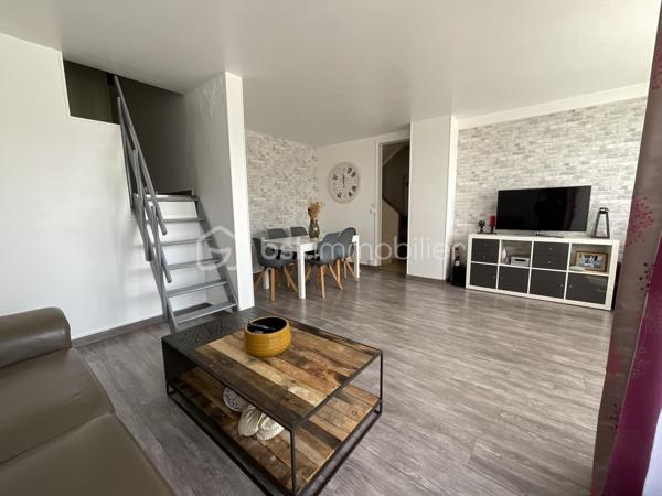 Marie-Mylène Louis vous présente :

Situé dans le Domaine de la Peupleraie, à la limite d’Antony, ce bel appartement en duplex descendant de 62 m² offre un cadre de vie calme, verdoyant et recherché, à seulement 12 minutes à pied du RER B Croix de Berny et à proximité du parc de Sceaux.

À l’entrée, vous découvrez une cuisine séparée, suivie d’un double séjour lumineux ouvrant sur une loggia. Un cellier complète ce niveau et peut être aménagé selon vos besoins : rangement, bureau ou chambre supplémentaire.

Au niveau inférieur, l’espace nuit se compose de deux chambres, d’un WC séparé et d’une salle de bains avec fenêtre.

L’appartement bénéficie d’une double exposition Est-Ouest, d’une vue dégagée sans vis-à-vis, de fenêtres en double vitrage avec volets roulants électriques. L’appartement a fait l’objet d’une rénovation complète il y a quelques années, incluant notamment l’électricité.

La résidence est calme et bien entretenue, avec ascenseur, parking sécurisé, abris vélos, espaces verts, aire de jeux, jardin partagé et chauffage collectif par géothermie.

Commerces, écoles, transports et centres-villes de Fresnes et Antony sont accessibles rapidement.

Un appartement lumineux, fonctionnel et modulable, idéal pour une famille, un premier achat ou un investissement.

N’hésitez pas à me contacter pour organiser une visite.