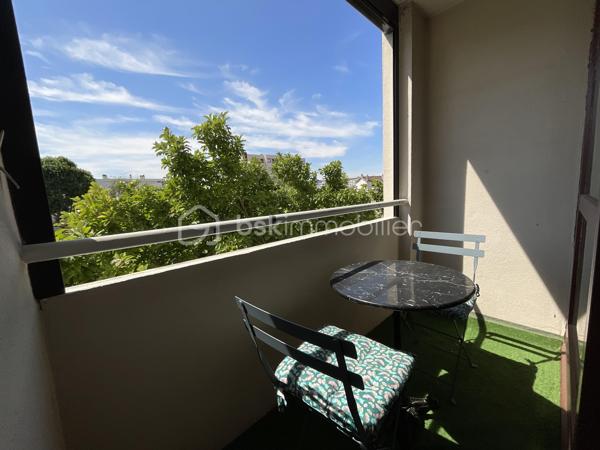 Marie-Mylène Louis vous présente :

Situé dans le Domaine de la Peupleraie, à la limite d’Antony, ce bel appartement en duplex descendant de 62 m² offre un cadre de vie calme, verdoyant et recherché, à seulement 12 minutes à pied du RER B Croix de Berny et à proximité du parc de Sceaux.

À l’entrée, vous découvrez une cuisine séparée, suivie d’un double séjour lumineux ouvrant sur une loggia. Un cellier complète ce niveau et peut être aménagé selon vos besoins : rangement, bureau ou chambre supplémentaire.

Au niveau inférieur, l’espace nuit se compose de deux chambres, d’un WC séparé et d’une salle de bains avec fenêtre.

L’appartement bénéficie d’une double exposition Est-Ouest, d’une vue dégagée sans vis-à-vis, de fenêtres en double vitrage avec volets roulants électriques. L’appartement a fait l’objet d’une rénovation complète il y a quelques années, incluant notamment l’électricité.

La résidence est calme et bien entretenue, avec ascenseur, parking sécurisé, abris vélos, espaces verts, aire de jeux, jardin partagé et chauffage collectif par géothermie.

Commerces, écoles, transports et centres-villes de Fresnes et Antony sont accessibles rapidement.

Un appartement lumineux, fonctionnel et modulable, idéal pour une famille, un premier achat ou un investissement.

N’hésitez pas à me contacter pour organiser une visite.