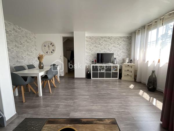 Marie-Mylène Louis vous présente :

Situé dans le Domaine de la Peupleraie, à la limite d’Antony, ce bel appartement en duplex descendant de 62 m² offre un cadre de vie calme, verdoyant et recherché, à seulement 12 minutes à pied du RER B Croix de Berny et à proximité du parc de Sceaux.

À l’entrée, vous découvrez une cuisine séparée, suivie d’un double séjour lumineux ouvrant sur une loggia. Un cellier complète ce niveau et peut être aménagé selon vos besoins : rangement, bureau ou chambre supplémentaire.

Au niveau inférieur, l’espace nuit se compose de deux chambres, d’un WC séparé et d’une salle de bains avec fenêtre.

L’appartement bénéficie d’une double exposition Est-Ouest, d’une vue dégagée sans vis-à-vis, de fenêtres en double vitrage avec volets roulants électriques. L’appartement a fait l’objet d’une rénovation complète il y a quelques années, incluant notamment l’électricité.

La résidence est calme et bien entretenue, avec ascenseur, parking sécurisé, abris vélos, espaces verts, aire de jeux, jardin partagé et chauffage collectif par géothermie.

Commerces, écoles, transports et centres-villes de Fresnes et Antony sont accessibles rapidement.

Un appartement lumineux, fonctionnel et modulable, idéal pour une famille, un premier achat ou un investissement.

N’hésitez pas à me contacter pour organiser une visite.