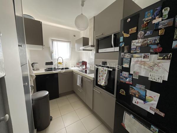 Marie-Mylène Louis vous présente :

Situé dans le Domaine de la Peupleraie, à la limite d’Antony, ce bel appartement en duplex descendant de 62 m² offre un cadre de vie calme, verdoyant et recherché, à seulement 12 minutes à pied du RER B Croix de Berny et à proximité du parc de Sceaux.

À l’entrée, vous découvrez une cuisine séparée, suivie d’un double séjour lumineux ouvrant sur une loggia. Un cellier complète ce niveau et peut être aménagé selon vos besoins : rangement, bureau ou chambre supplémentaire.

Au niveau inférieur, l’espace nuit se compose de deux chambres, d’un WC séparé et d’une salle de bains avec fenêtre.

L’appartement bénéficie d’une double exposition Est-Ouest, d’une vue dégagée sans vis-à-vis, de fenêtres en double vitrage avec volets roulants électriques. L’appartement a fait l’objet d’une rénovation complète il y a quelques années, incluant notamment l’électricité.

La résidence est calme et bien entretenue, avec ascenseur, parking sécurisé, abris vélos, espaces verts, aire de jeux, jardin partagé et chauffage collectif par géothermie.

Commerces, écoles, transports et centres-villes de Fresnes et Antony sont accessibles rapidement.

Un appartement lumineux, fonctionnel et modulable, idéal pour une famille, un premier achat ou un investissement.

N’hésitez pas à me contacter pour organiser une visite.