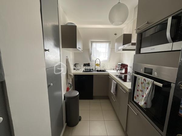 Marie-Mylène Louis vous présente :

Situé dans le Domaine de la Peupleraie, à la limite d’Antony, ce bel appartement en duplex descendant de 62 m² offre un cadre de vie calme, verdoyant et recherché, à seulement 12 minutes à pied du RER B Croix de Berny et à proximité du parc de Sceaux.

À l’entrée, vous découvrez une cuisine séparée, suivie d’un double séjour lumineux ouvrant sur une loggia. Un cellier complète ce niveau et peut être aménagé selon vos besoins : rangement, bureau ou chambre supplémentaire.

Au niveau inférieur, l’espace nuit se compose de deux chambres, d’un WC séparé et d’une salle de bains avec fenêtre.

L’appartement bénéficie d’une double exposition Est-Ouest, d’une vue dégagée sans vis-à-vis, de fenêtres en double vitrage avec volets roulants électriques. L’appartement a fait l’objet d’une rénovation complète il y a quelques années, incluant notamment l’électricité.

La résidence est calme et bien entretenue, avec ascenseur, parking sécurisé, abris vélos, espaces verts, aire de jeux, jardin partagé et chauffage collectif par géothermie.

Commerces, écoles, transports et centres-villes de Fresnes et Antony sont accessibles rapidement.

Un appartement lumineux, fonctionnel et modulable, idéal pour une famille, un premier achat ou un investissement.

N’hésitez pas à me contacter pour organiser une visite.