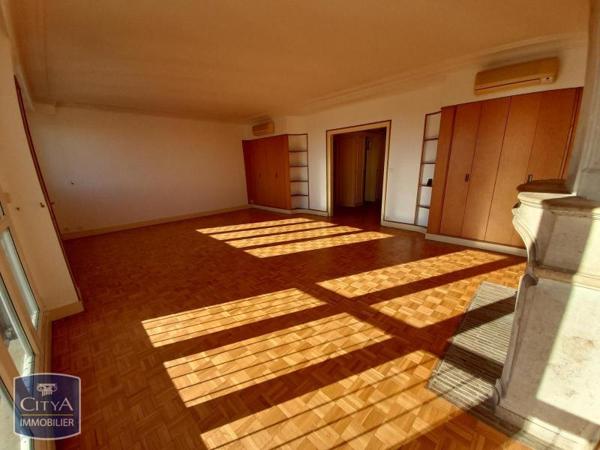 Appartement à louer 6 pièces 163.19m²