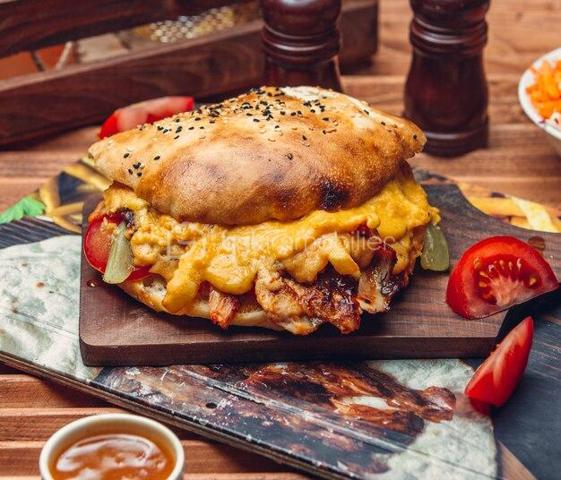Opportunité exclusive en "Off-Market" ! À vendre, fonds de commerce d'un restaurant de type Kebab Premium / Barbecue bénéficiant d'une excellente notoriété et d'une identité visuelle forte.
​Idéalement situé sur un axe principal et très passant de la périphérie Sud de Nantes (44), l'établissement profite d'un emplacement stratégique avec une excellente visibilité, de nombreuses commodités et des transports à proximité immédiate.
​Les points forts :
​Outil de travail clé en main : Salle moderne au design soigné, 30 places assis très chaleureux et très propre. Extérieure une terrasse de 40-50 place Aucun travaux à prévoir pour démarrer l'activité.
​Cuisine équipée : Matériel professionnel complet, performant et parfaitement entretenu, idéal pour la cuisson au charbon / barbecue et la restauration rapide.
​Excellente e-réputation : Noté 4,6/5 sur les plateformes d'avis, preuve d'une clientèle fidèle et d'une belle image de marque.
​Fort potentiel de développement : Actuellement exploité principalement sur des horaires de fin de journée. Un levier de croissance immédiat est envisageable en ouvrant le service du midi, et en développant la vente à emporter ou la livraison.

​Éléments financiers et juridiques :
​Prix : 132 000 €
​Bail commercial : Conditions saines et bail en cours.
​Confidentialité demandée : L'identité de l'établissement et le dossier complet (éléments financiers, bail, inventaire) ne seront transmis qu'après un premier échange téléphonique qualifié et la signature d'un engagement de confidentialité (NDA).