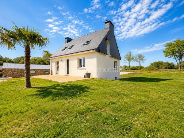 BSKIMMOBILIER vous présente : À seulement quelques minutes du centre bourg de Brec’h, découvrez cette maison lumineuse de 107m2 environ offrant un cadre de vie paisible et agréable, idéale pour une famille en quête de confort et de tranquillité.

Dès l’entrée, vous serez séduit par une pièce de vie baignée de lumière, offrant un espace convivial et chaleureux, parfaitement adapté à la vie quotidienne.
La cuisine aménagée et équipée, fonctionnelle et moderne, s’intègre harmonieusement à l’ensemble.
Le rez-de-chaussée propose également une chambre, ainsi qu’une salle d’eau, permettant une vie de plain-pied très appréciable.
À l’étage, vous découvrirez deux chambres confortables, ainsi qu’une salle de bains avec WC, offrant un espace nuit bien distinct.

La maison dispose d’un sous-sol total, offrant de nombreuses possibilité

Implantée dans un secteur calme et agréable, la maison bénéficie d’un cadre verdoyant tout en restant à moins de 3 km du centre bourg de Brec’h et de ses commodités.

Pour plus d'information et visiter ce bien contactez Guillaume LE STRAT.

Pour vous, je réalise, gratuitement et sous 48h votre avis de valeur dans le cadre d’une succession ou de votre projet de vente sur les secteurs Golfe du Morbihan, Pays d'Auray, Ploemel, Brech, Pluneret, Sainte-Anne-D'Auray, Plumergat, Le Bono, Plougoumelen, Baden...Pluvigner et ses alentours... Au plaisir de vous aider ou vous accompagner personnellement dans votre projet immobilier !