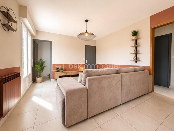 BSKIMMOBILIER vous présente : À seulement quelques minutes du centre bourg de Brec’h, découvrez cette maison lumineuse de 107m2 environ offrant un cadre de vie paisible et agréable, idéale pour une famille en quête de confort et de tranquillité.

Dès l’entrée, vous serez séduit par une pièce de vie baignée de lumière, offrant un espace convivial et chaleureux, parfaitement adapté à la vie quotidienne.
La cuisine aménagée et équipée, fonctionnelle et moderne, s’intègre harmonieusement à l’ensemble.
Le rez-de-chaussée propose également une chambre, ainsi qu’une salle d’eau, permettant une vie de plain-pied très appréciable.
À l’étage, vous découvrirez deux chambres confortables, ainsi qu’une salle de bains avec WC, offrant un espace nuit bien distinct.

La maison dispose d’un sous-sol total, offrant de nombreuses possibilité

Implantée dans un secteur calme et agréable, la maison bénéficie d’un cadre verdoyant tout en restant à moins de 3 km du centre bourg de Brec’h et de ses commodités.

Pour plus d'information et visiter ce bien contactez Guillaume LE STRAT.

Pour vous, je réalise, gratuitement et sous 48h votre avis de valeur dans le cadre d’une succession ou de votre projet de vente sur les secteurs Golfe du Morbihan, Pays d'Auray, Ploemel, Brech, Pluneret, Sainte-Anne-D'Auray, Plumergat, Le Bono, Plougoumelen, Baden...Pluvigner et ses alentours... Au plaisir de vous aider ou vous accompagner personnellement dans votre projet immobilier !