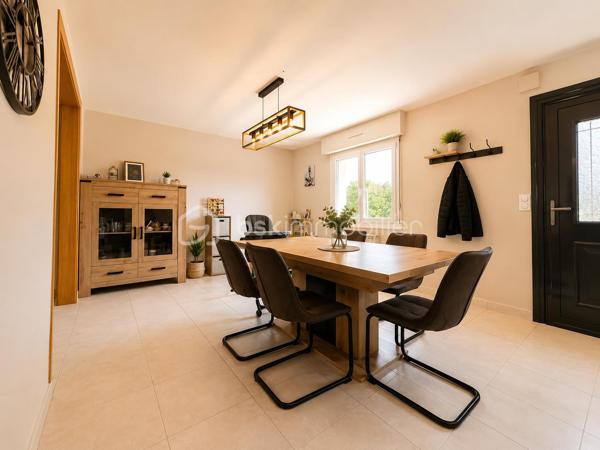 BSKIMMOBILIER vous présente : À seulement quelques minutes du centre bourg de Brec’h, découvrez cette maison lumineuse de 107m2 environ offrant un cadre de vie paisible et agréable, idéale pour une famille en quête de confort et de tranquillité.

Dès l’entrée, vous serez séduit par une pièce de vie baignée de lumière, offrant un espace convivial et chaleureux, parfaitement adapté à la vie quotidienne.
La cuisine aménagée et équipée, fonctionnelle et moderne, s’intègre harmonieusement à l’ensemble.
Le rez-de-chaussée propose également une chambre, ainsi qu’une salle d’eau, permettant une vie de plain-pied très appréciable.
À l’étage, vous découvrirez deux chambres confortables, ainsi qu’une salle de bains avec WC, offrant un espace nuit bien distinct.

La maison dispose d’un sous-sol total, offrant de nombreuses possibilité

Implantée dans un secteur calme et agréable, la maison bénéficie d’un cadre verdoyant tout en restant à moins de 3 km du centre bourg de Brec’h et de ses commodités.

Pour plus d'information et visiter ce bien contactez Guillaume LE STRAT.

Pour vous, je réalise, gratuitement et sous 48h votre avis de valeur dans le cadre d’une succession ou de votre projet de vente sur les secteurs Golfe du Morbihan, Pays d'Auray, Ploemel, Brech, Pluneret, Sainte-Anne-D'Auray, Plumergat, Le Bono, Plougoumelen, Baden...Pluvigner et ses alentours... Au plaisir de vous aider ou vous accompagner personnellement dans votre projet immobilier !