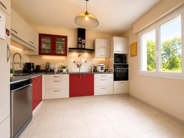 BSKIMMOBILIER vous présente : À seulement quelques minutes du centre bourg de Brec’h, découvrez cette maison lumineuse de 107m2 environ offrant un cadre de vie paisible et agréable, idéale pour une famille en quête de confort et de tranquillité.

Dès l’entrée, vous serez séduit par une pièce de vie baignée de lumière, offrant un espace convivial et chaleureux, parfaitement adapté à la vie quotidienne.
La cuisine aménagée et équipée, fonctionnelle et moderne, s’intègre harmonieusement à l’ensemble.
Le rez-de-chaussée propose également une chambre, ainsi qu’une salle d’eau, permettant une vie de plain-pied très appréciable.
À l’étage, vous découvrirez deux chambres confortables, ainsi qu’une salle de bains avec WC, offrant un espace nuit bien distinct.

La maison dispose d’un sous-sol total, offrant de nombreuses possibilité

Implantée dans un secteur calme et agréable, la maison bénéficie d’un cadre verdoyant tout en restant à moins de 3 km du centre bourg de Brec’h et de ses commodités.

Pour plus d'information et visiter ce bien contactez Guillaume LE STRAT.

Pour vous, je réalise, gratuitement et sous 48h votre avis de valeur dans le cadre d’une succession ou de votre projet de vente sur les secteurs Golfe du Morbihan, Pays d'Auray, Ploemel, Brech, Pluneret, Sainte-Anne-D'Auray, Plumergat, Le Bono, Plougoumelen, Baden...Pluvigner et ses alentours... Au plaisir de vous aider ou vous accompagner personnellement dans votre projet immobilier !