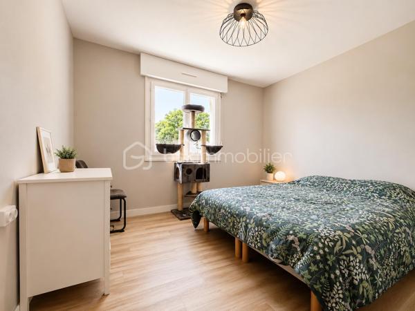BSKIMMOBILIER vous présente : À seulement quelques minutes du centre bourg de Brec’h, découvrez cette maison lumineuse de 107m2 environ offrant un cadre de vie paisible et agréable, idéale pour une famille en quête de confort et de tranquillité.

Dès l’entrée, vous serez séduit par une pièce de vie baignée de lumière, offrant un espace convivial et chaleureux, parfaitement adapté à la vie quotidienne.
La cuisine aménagée et équipée, fonctionnelle et moderne, s’intègre harmonieusement à l’ensemble.
Le rez-de-chaussée propose également une chambre, ainsi qu’une salle d’eau, permettant une vie de plain-pied très appréciable.
À l’étage, vous découvrirez deux chambres confortables, ainsi qu’une salle de bains avec WC, offrant un espace nuit bien distinct.

La maison dispose d’un sous-sol total, offrant de nombreuses possibilité

Implantée dans un secteur calme et agréable, la maison bénéficie d’un cadre verdoyant tout en restant à moins de 3 km du centre bourg de Brec’h et de ses commodités.

Pour plus d'information et visiter ce bien contactez Guillaume LE STRAT.

Pour vous, je réalise, gratuitement et sous 48h votre avis de valeur dans le cadre d’une succession ou de votre projet de vente sur les secteurs Golfe du Morbihan, Pays d'Auray, Ploemel, Brech, Pluneret, Sainte-Anne-D'Auray, Plumergat, Le Bono, Plougoumelen, Baden...Pluvigner et ses alentours... Au plaisir de vous aider ou vous accompagner personnellement dans votre projet immobilier !