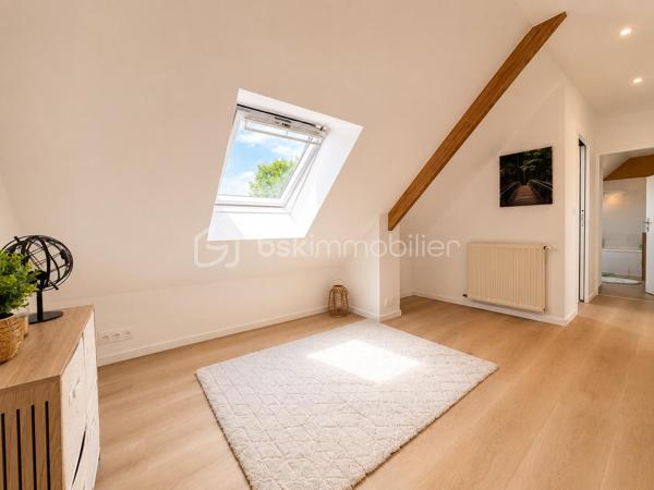 BSKIMMOBILIER vous présente : À seulement quelques minutes du centre bourg de Brec’h, découvrez cette maison lumineuse de 107m2 environ offrant un cadre de vie paisible et agréable, idéale pour une famille en quête de confort et de tranquillité.

Dès l’entrée, vous serez séduit par une pièce de vie baignée de lumière, offrant un espace convivial et chaleureux, parfaitement adapté à la vie quotidienne.
La cuisine aménagée et équipée, fonctionnelle et moderne, s’intègre harmonieusement à l’ensemble.
Le rez-de-chaussée propose également une chambre, ainsi qu’une salle d’eau, permettant une vie de plain-pied très appréciable.
À l’étage, vous découvrirez deux chambres confortables, ainsi qu’une salle de bains avec WC, offrant un espace nuit bien distinct.

La maison dispose d’un sous-sol total, offrant de nombreuses possibilité

Implantée dans un secteur calme et agréable, la maison bénéficie d’un cadre verdoyant tout en restant à moins de 3 km du centre bourg de Brec’h et de ses commodités.

Pour plus d'information et visiter ce bien contactez Guillaume LE STRAT.

Pour vous, je réalise, gratuitement et sous 48h votre avis de valeur dans le cadre d’une succession ou de votre projet de vente sur les secteurs Golfe du Morbihan, Pays d'Auray, Ploemel, Brech, Pluneret, Sainte-Anne-D'Auray, Plumergat, Le Bono, Plougoumelen, Baden...Pluvigner et ses alentours... Au plaisir de vous aider ou vous accompagner personnellement dans votre projet immobilier !
