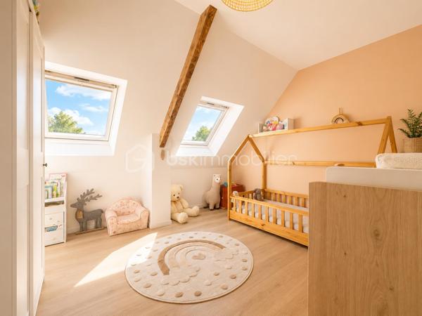 BSKIMMOBILIER vous présente : À seulement quelques minutes du centre bourg de Brec’h, découvrez cette maison lumineuse de 107m2 environ offrant un cadre de vie paisible et agréable, idéale pour une famille en quête de confort et de tranquillité.

Dès l’entrée, vous serez séduit par une pièce de vie baignée de lumière, offrant un espace convivial et chaleureux, parfaitement adapté à la vie quotidienne.
La cuisine aménagée et équipée, fonctionnelle et moderne, s’intègre harmonieusement à l’ensemble.
Le rez-de-chaussée propose également une chambre, ainsi qu’une salle d’eau, permettant une vie de plain-pied très appréciable.
À l’étage, vous découvrirez deux chambres confortables, ainsi qu’une salle de bains avec WC, offrant un espace nuit bien distinct.

La maison dispose d’un sous-sol total, offrant de nombreuses possibilité

Implantée dans un secteur calme et agréable, la maison bénéficie d’un cadre verdoyant tout en restant à moins de 3 km du centre bourg de Brec’h et de ses commodités.

Pour plus d'information et visiter ce bien contactez Guillaume LE STRAT.

Pour vous, je réalise, gratuitement et sous 48h votre avis de valeur dans le cadre d’une succession ou de votre projet de vente sur les secteurs Golfe du Morbihan, Pays d'Auray, Ploemel, Brech, Pluneret, Sainte-Anne-D'Auray, Plumergat, Le Bono, Plougoumelen, Baden...Pluvigner et ses alentours... Au plaisir de vous aider ou vous accompagner personnellement dans votre projet immobilier !