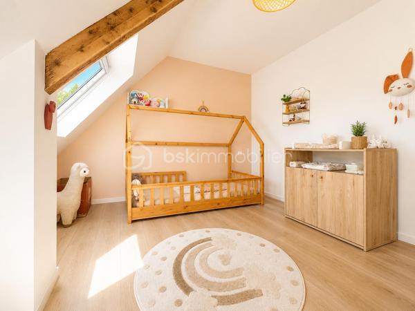 BSKIMMOBILIER vous présente : À seulement quelques minutes du centre bourg de Brec’h, découvrez cette maison lumineuse de 107m2 environ offrant un cadre de vie paisible et agréable, idéale pour une famille en quête de confort et de tranquillité.

Dès l’entrée, vous serez séduit par une pièce de vie baignée de lumière, offrant un espace convivial et chaleureux, parfaitement adapté à la vie quotidienne.
La cuisine aménagée et équipée, fonctionnelle et moderne, s’intègre harmonieusement à l’ensemble.
Le rez-de-chaussée propose également une chambre, ainsi qu’une salle d’eau, permettant une vie de plain-pied très appréciable.
À l’étage, vous découvrirez deux chambres confortables, ainsi qu’une salle de bains avec WC, offrant un espace nuit bien distinct.

La maison dispose d’un sous-sol total, offrant de nombreuses possibilité

Implantée dans un secteur calme et agréable, la maison bénéficie d’un cadre verdoyant tout en restant à moins de 3 km du centre bourg de Brec’h et de ses commodités.

Pour plus d'information et visiter ce bien contactez Guillaume LE STRAT.

Pour vous, je réalise, gratuitement et sous 48h votre avis de valeur dans le cadre d’une succession ou de votre projet de vente sur les secteurs Golfe du Morbihan, Pays d'Auray, Ploemel, Brech, Pluneret, Sainte-Anne-D'Auray, Plumergat, Le Bono, Plougoumelen, Baden...Pluvigner et ses alentours... Au plaisir de vous aider ou vous accompagner personnellement dans votre projet immobilier !