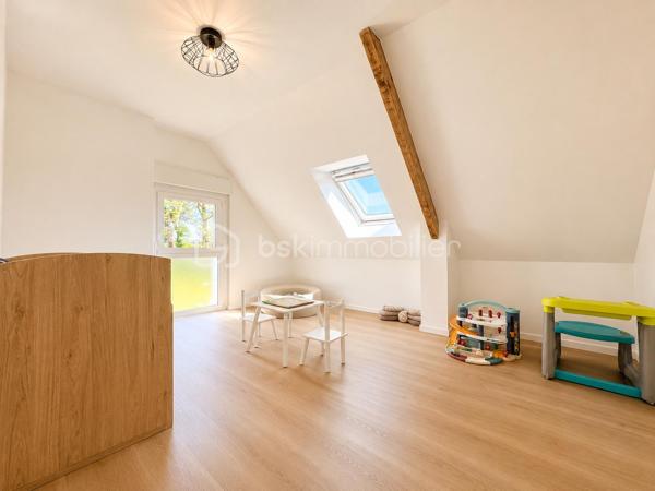 BSKIMMOBILIER vous présente : À seulement quelques minutes du centre bourg de Brec’h, découvrez cette maison lumineuse de 107m2 environ offrant un cadre de vie paisible et agréable, idéale pour une famille en quête de confort et de tranquillité.

Dès l’entrée, vous serez séduit par une pièce de vie baignée de lumière, offrant un espace convivial et chaleureux, parfaitement adapté à la vie quotidienne.
La cuisine aménagée et équipée, fonctionnelle et moderne, s’intègre harmonieusement à l’ensemble.
Le rez-de-chaussée propose également une chambre, ainsi qu’une salle d’eau, permettant une vie de plain-pied très appréciable.
À l’étage, vous découvrirez deux chambres confortables, ainsi qu’une salle de bains avec WC, offrant un espace nuit bien distinct.

La maison dispose d’un sous-sol total, offrant de nombreuses possibilité

Implantée dans un secteur calme et agréable, la maison bénéficie d’un cadre verdoyant tout en restant à moins de 3 km du centre bourg de Brec’h et de ses commodités.

Pour plus d'information et visiter ce bien contactez Guillaume LE STRAT.

Pour vous, je réalise, gratuitement et sous 48h votre avis de valeur dans le cadre d’une succession ou de votre projet de vente sur les secteurs Golfe du Morbihan, Pays d'Auray, Ploemel, Brech, Pluneret, Sainte-Anne-D'Auray, Plumergat, Le Bono, Plougoumelen, Baden...Pluvigner et ses alentours... Au plaisir de vous aider ou vous accompagner personnellement dans votre projet immobilier !