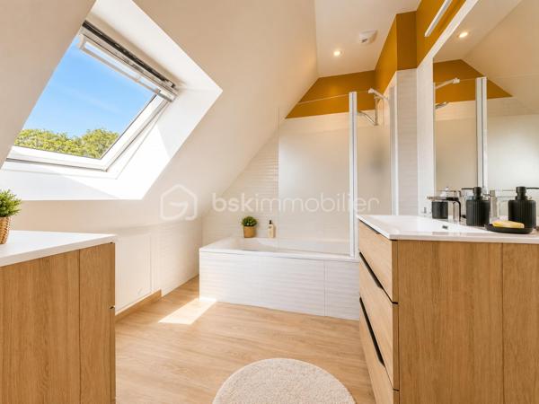 BSKIMMOBILIER vous présente : À seulement quelques minutes du centre bourg de Brec’h, découvrez cette maison lumineuse de 107m2 environ offrant un cadre de vie paisible et agréable, idéale pour une famille en quête de confort et de tranquillité.

Dès l’entrée, vous serez séduit par une pièce de vie baignée de lumière, offrant un espace convivial et chaleureux, parfaitement adapté à la vie quotidienne.
La cuisine aménagée et équipée, fonctionnelle et moderne, s’intègre harmonieusement à l’ensemble.
Le rez-de-chaussée propose également une chambre, ainsi qu’une salle d’eau, permettant une vie de plain-pied très appréciable.
À l’étage, vous découvrirez deux chambres confortables, ainsi qu’une salle de bains avec WC, offrant un espace nuit bien distinct.

La maison dispose d’un sous-sol total, offrant de nombreuses possibilité

Implantée dans un secteur calme et agréable, la maison bénéficie d’un cadre verdoyant tout en restant à moins de 3 km du centre bourg de Brec’h et de ses commodités.

Pour plus d'information et visiter ce bien contactez Guillaume LE STRAT.

Pour vous, je réalise, gratuitement et sous 48h votre avis de valeur dans le cadre d’une succession ou de votre projet de vente sur les secteurs Golfe du Morbihan, Pays d'Auray, Ploemel, Brech, Pluneret, Sainte-Anne-D'Auray, Plumergat, Le Bono, Plougoumelen, Baden...Pluvigner et ses alentours... Au plaisir de vous aider ou vous accompagner personnellement dans votre projet immobilier !