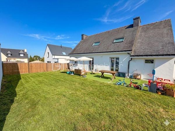 Mériadec – En exclusivité chez BSK Immobilier

Découvrez cette agréable maison des années 70 entièrement rénovée, offrant environ 125 m² habitables sur une parcelle de 490 m².

Au rez-de-chaussée, vous profiterez d’une entrée, d’une belle pièce de vie lumineuse d’environ 40 m² avec cuisine aménagée et équipée, de deux chambres, d’une salle d’eau ainsi que d’un WC indépendant.

À l’étage, une mezzanine faisant office de salle de jeux ou espace détente dessert deux chambres supplémentaires, une salle d’eau et un WC.

Un garage attenant avec porte motorisée complète ce bien.

Les atouts :
Emplacement recherché
4 chambres
Maison rénovée 
Vous posez vos valises !

Une maison idéale pour accueillir votre famille dans un environnement agréable.