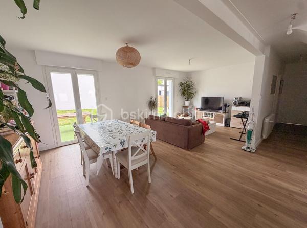 Mériadec – En exclusivité chez BSK Immobilier

Découvrez cette agréable maison des années 70 entièrement rénovée, offrant environ 125 m² habitables sur une parcelle de 490 m².

Au rez-de-chaussée, vous profiterez d’une entrée, d’une belle pièce de vie lumineuse d’environ 40 m² avec cuisine aménagée et équipée, de deux chambres, d’une salle d’eau ainsi que d’un WC indépendant.

À l’étage, une mezzanine faisant office de salle de jeux ou espace détente dessert deux chambres supplémentaires, une salle d’eau et un WC.

Un garage attenant avec porte motorisée complète ce bien.

Les atouts :
Emplacement recherché
4 chambres
Maison rénovée 
Vous posez vos valises !

Une maison idéale pour accueillir votre famille dans un environnement agréable.
